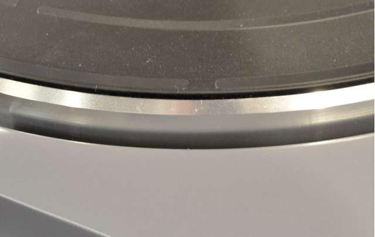 ターンテーブル外周に部分的にキズ