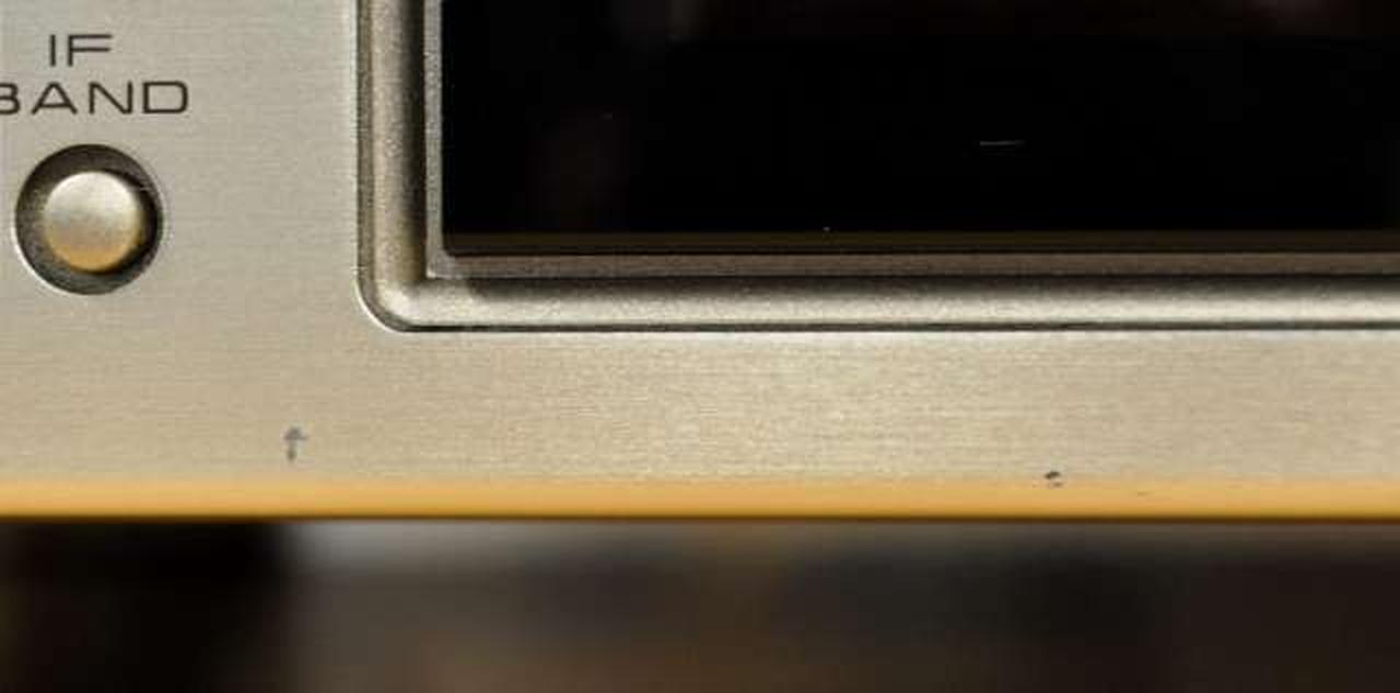 パネル下部にキズ