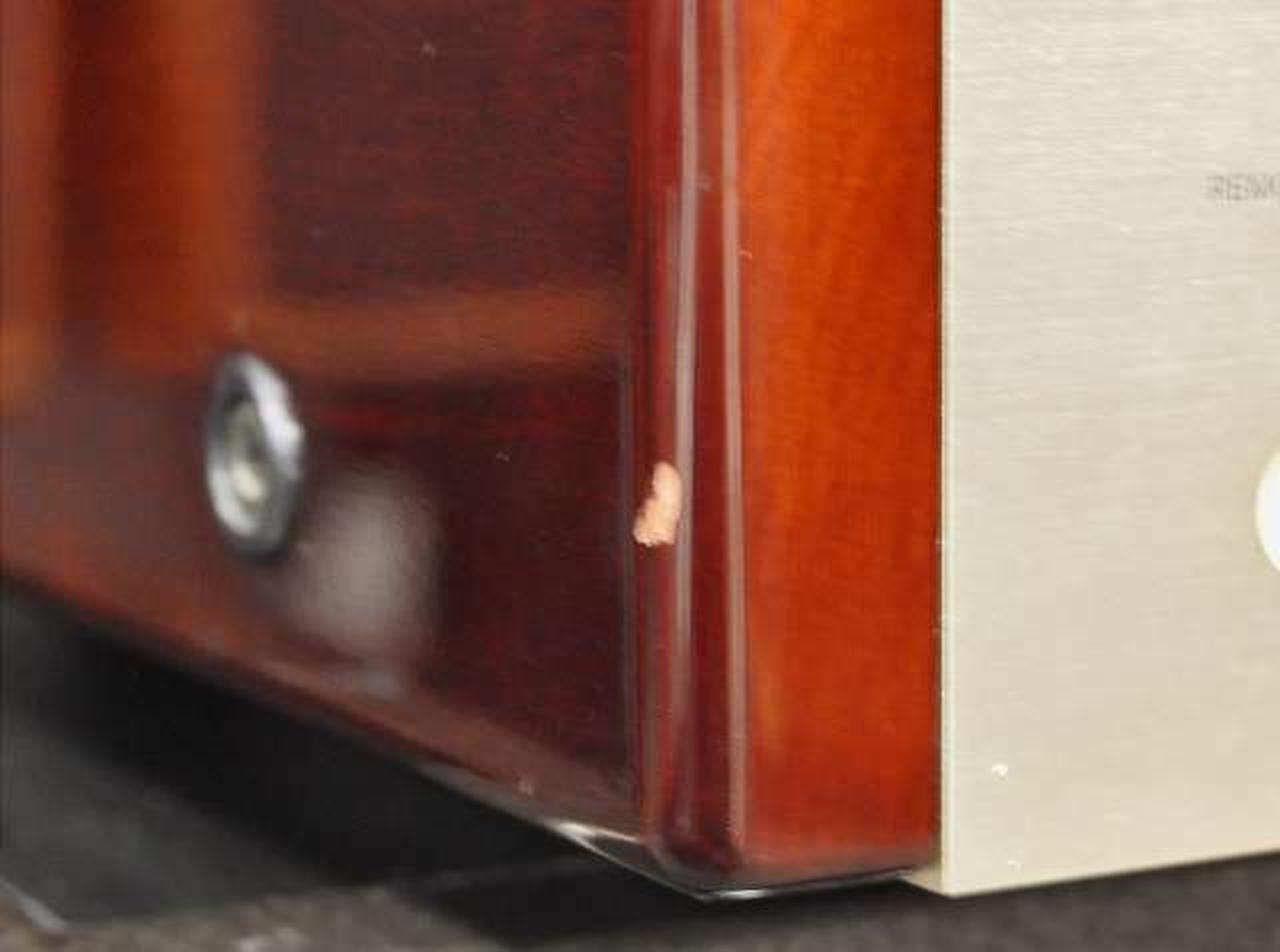 左ウッドパネルにキズ