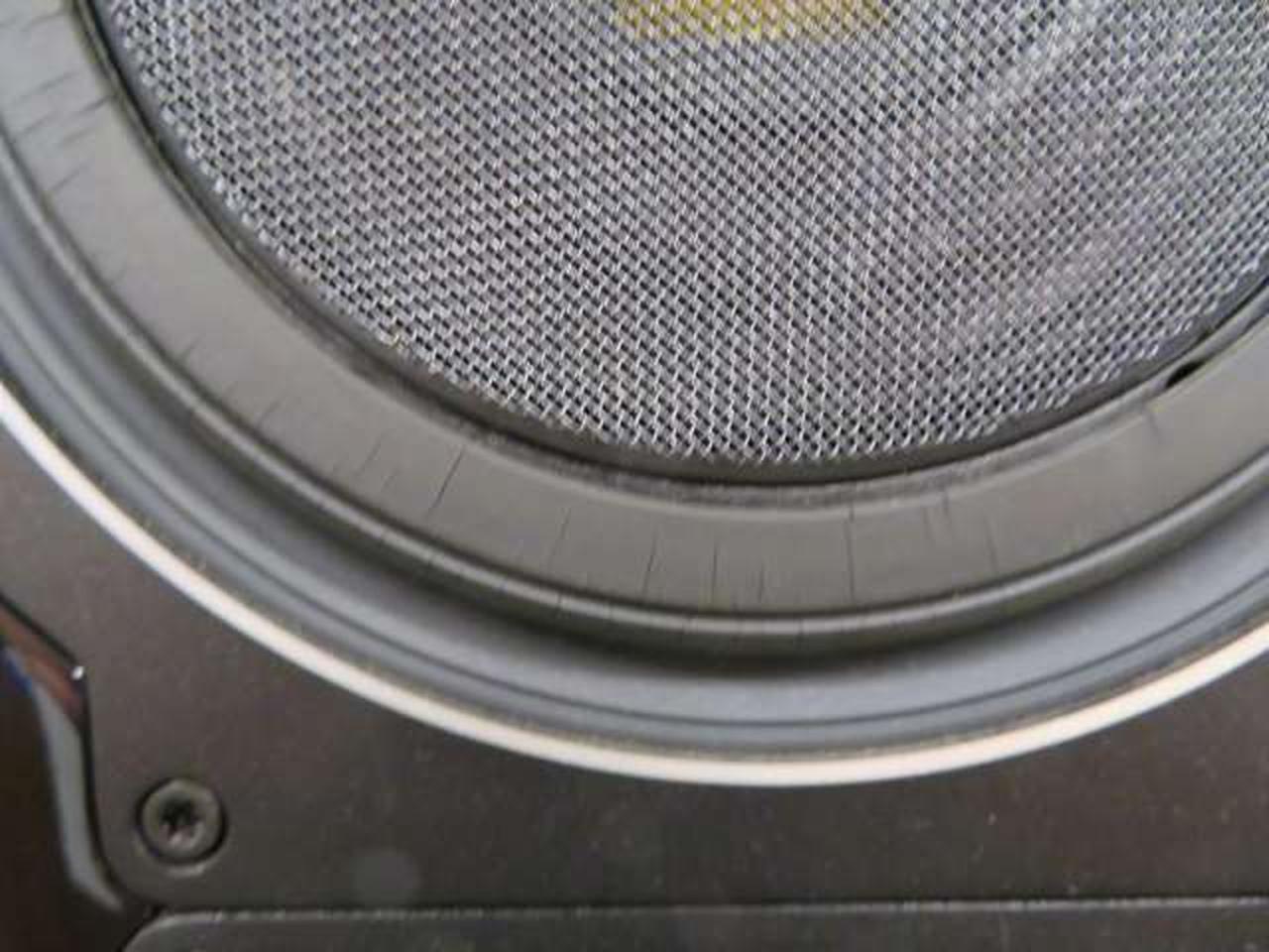 ヒビがあります。（片側のスピーカーのみ）