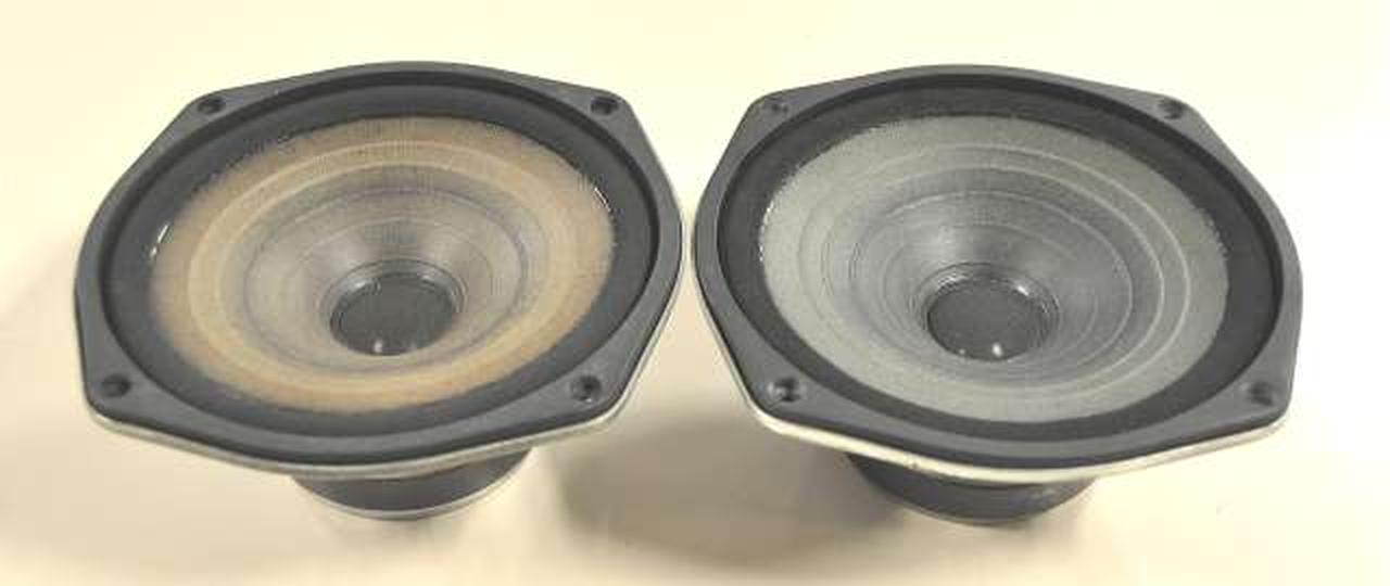 左右の色味が異なります