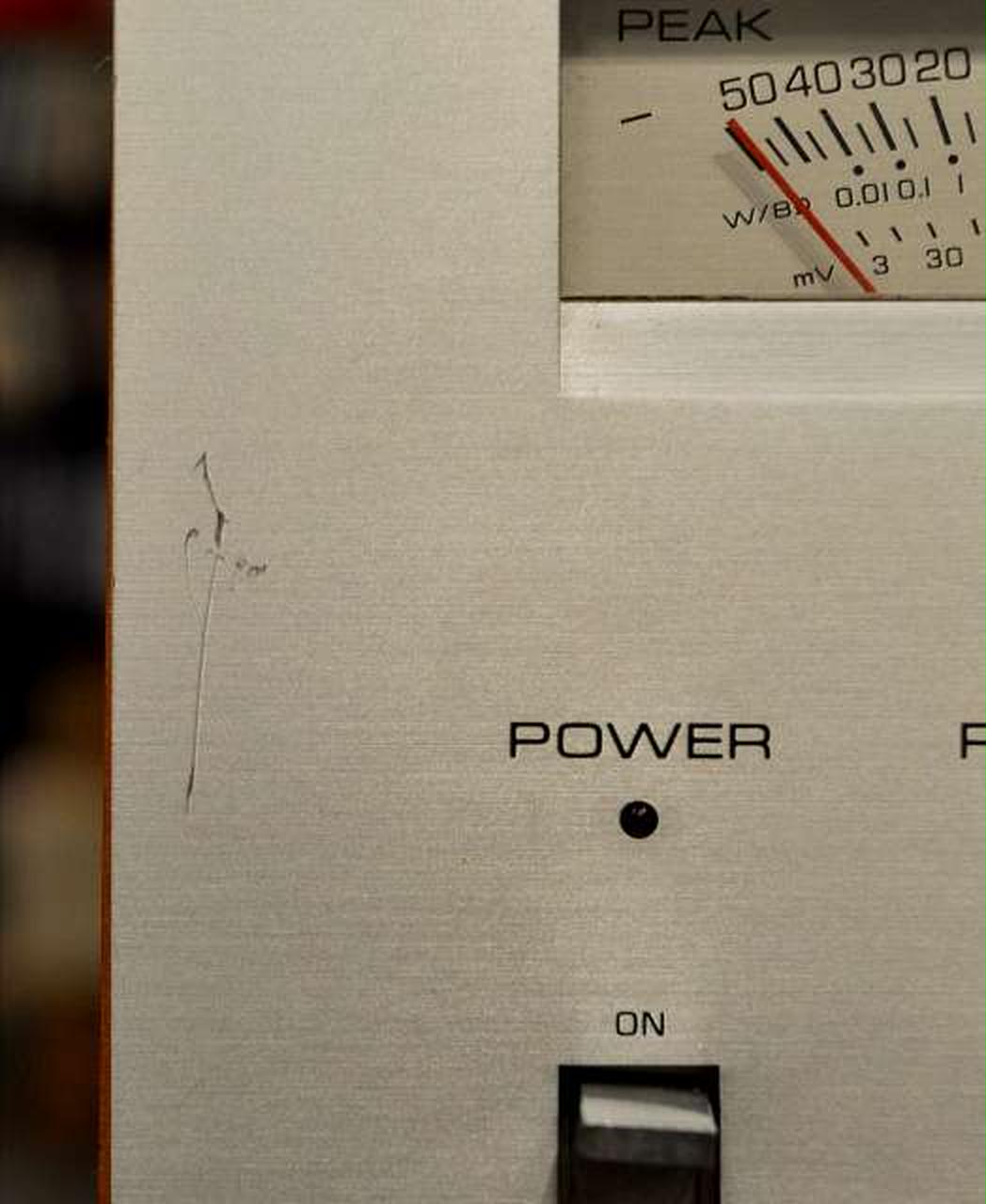 パネル左に3ｃｍ程度のキズ