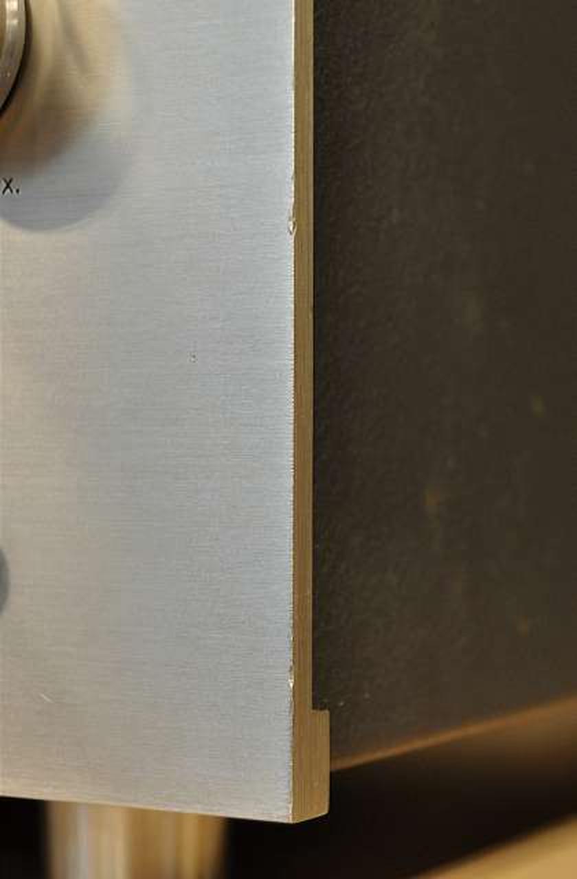 エッジ部に打ちキズ・側面に汚れ