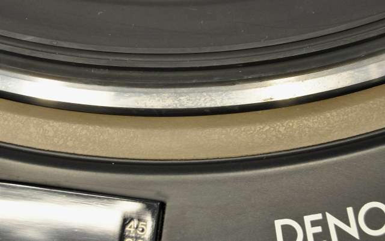 ターンテーブル周回りに錆び汚れ