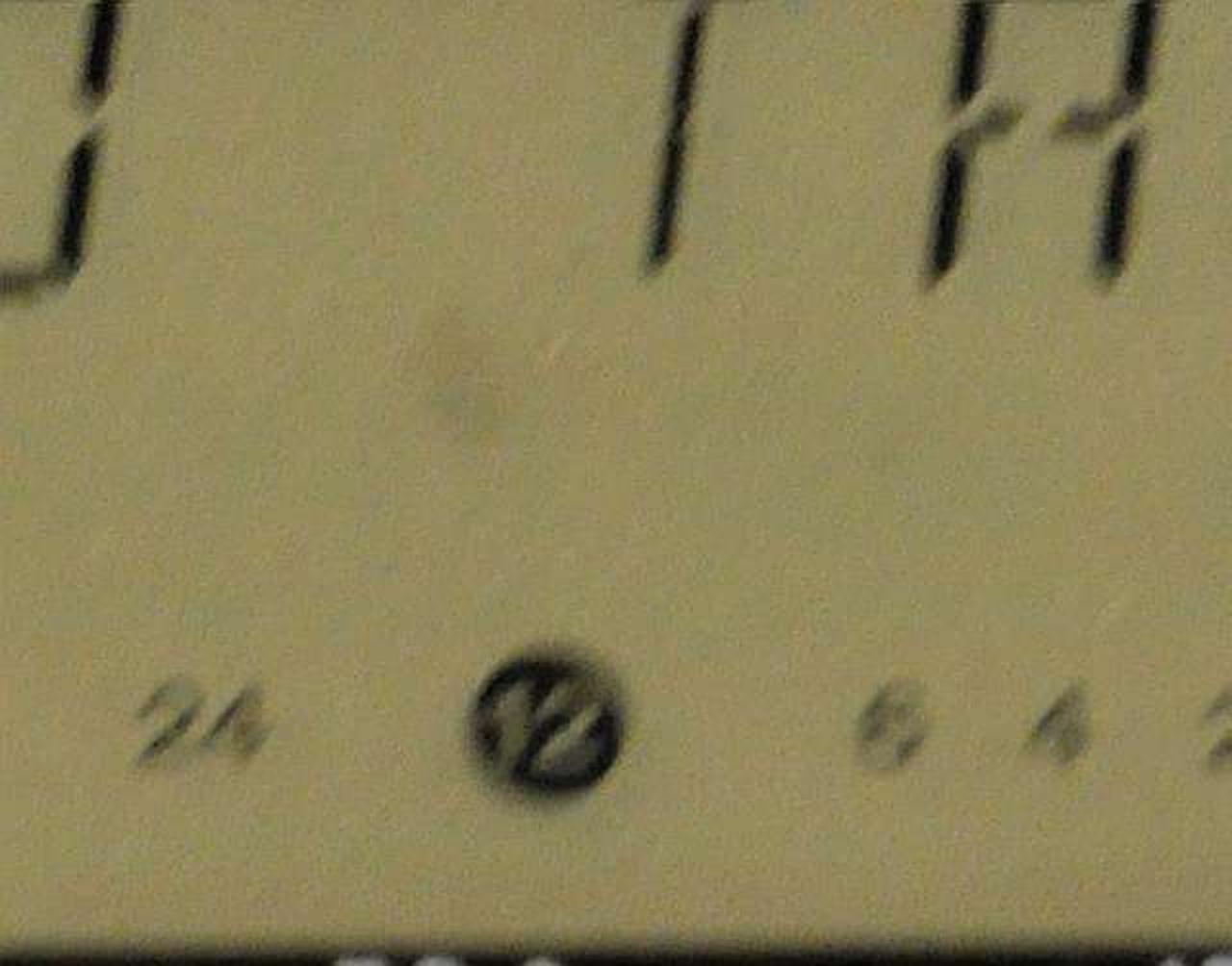 表示面に数ミリの汚れ