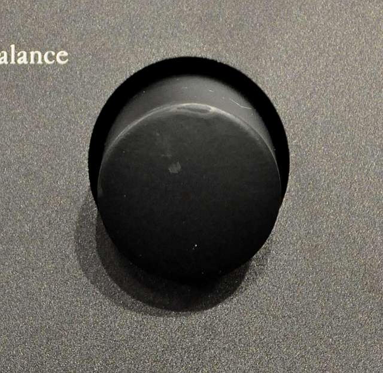 ツマミにキズ汚れ