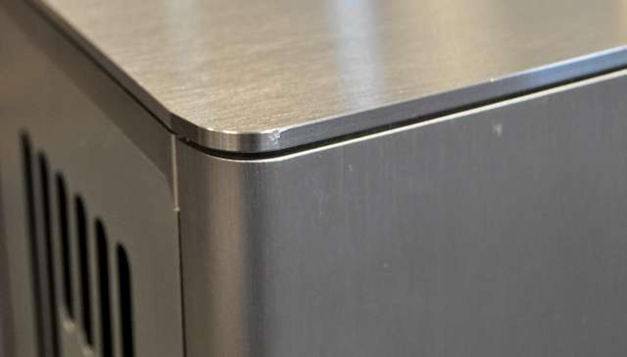 天板右隅に打ちキズ