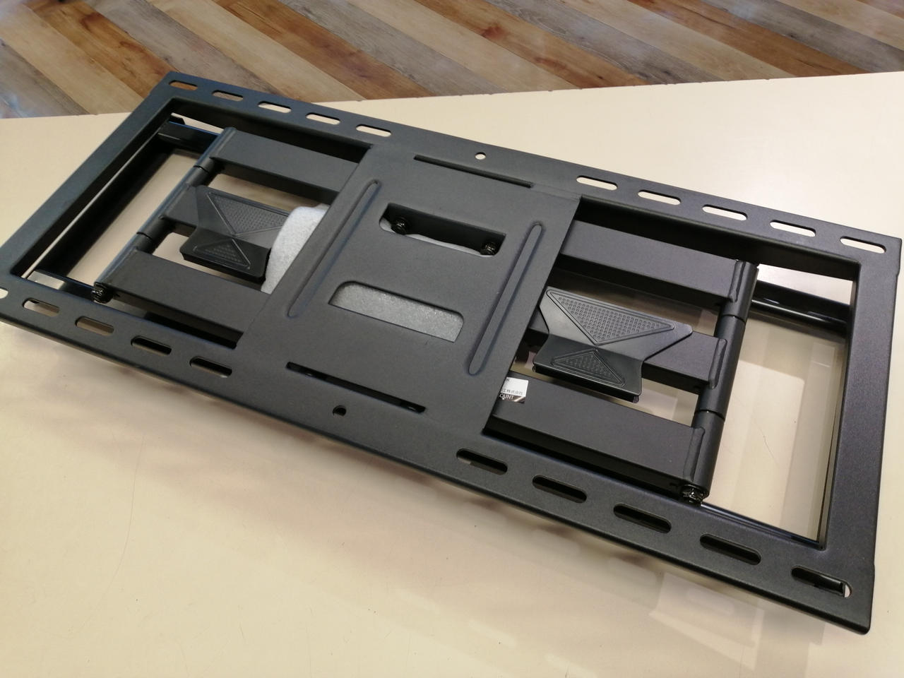 【新品未使用】朝日木材加工ディスプレイ壁掛け金具（欠品無し）FLM-006-BK 新品未使用】朝日木材加工ディスプレイ壁掛け金具（欠品無し