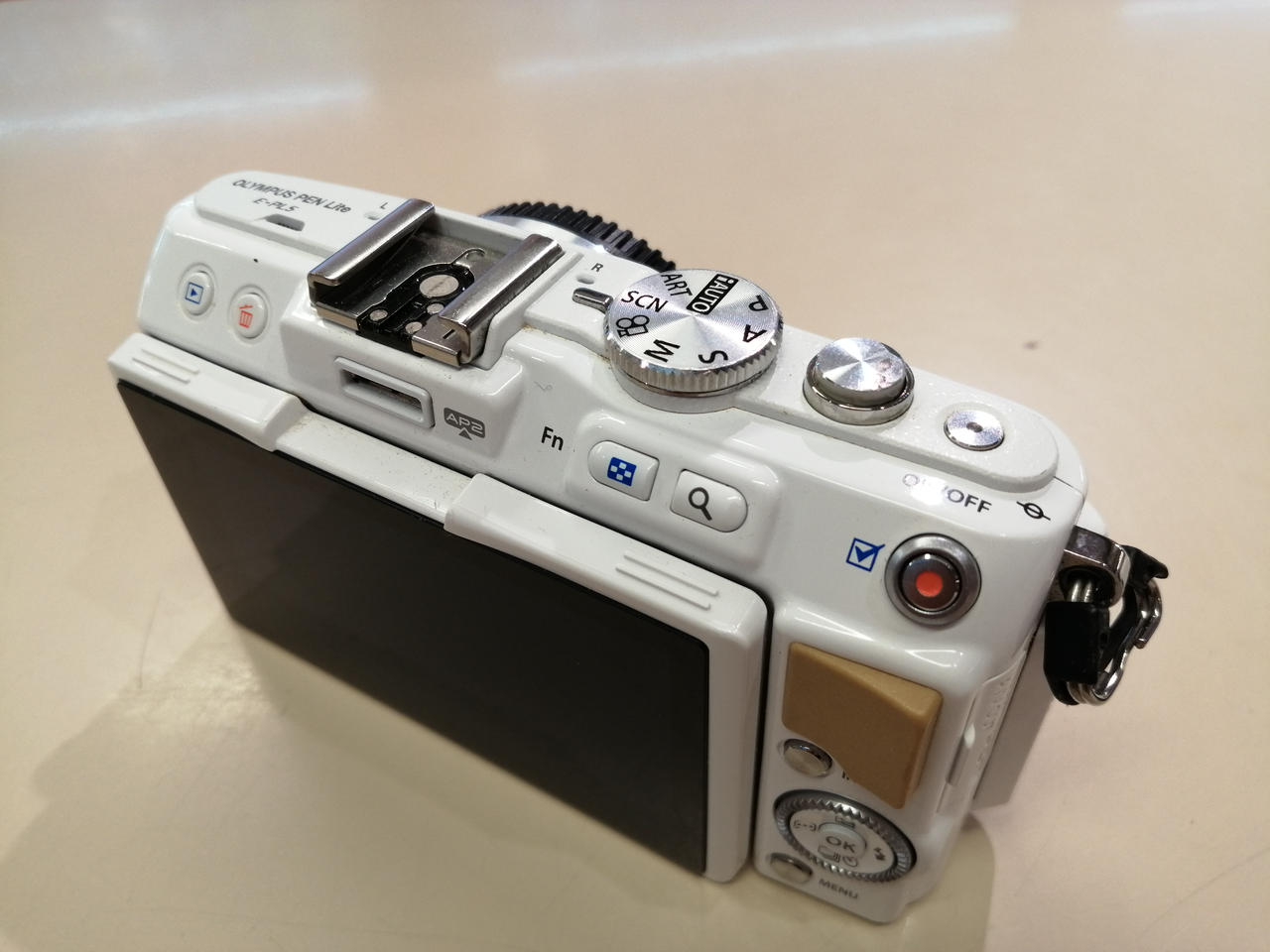 オリンパス　ミラーレス一眼　ジャンク品 ミラーレス一眼カメラ「OLYMPUS PEN E-P7」14-42mm EZレンズ