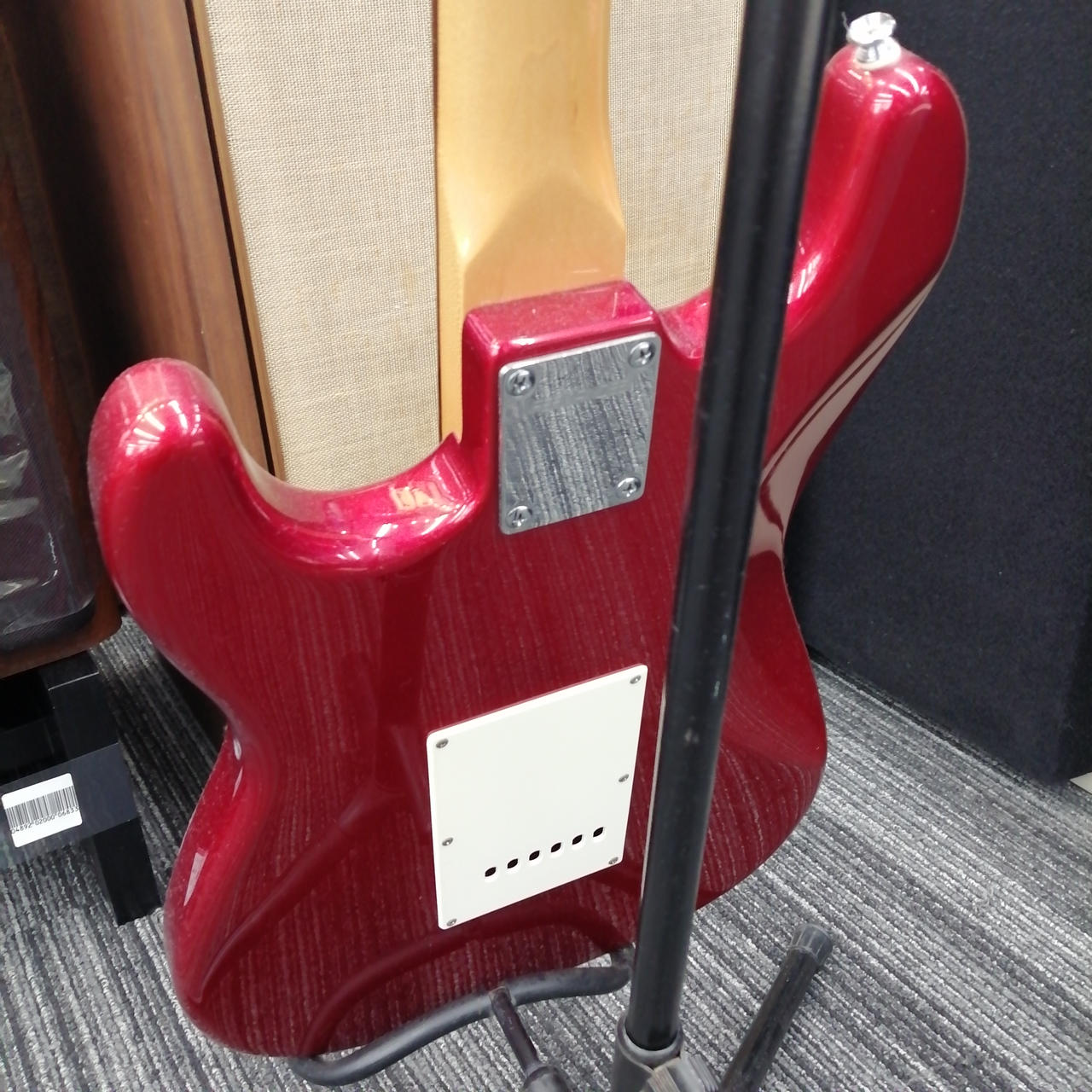 フェルナンデス　エレキギター　新品の弦付き FERNANDES (フェルナンデス) エレキギター ※内蔵アンプノイズ有