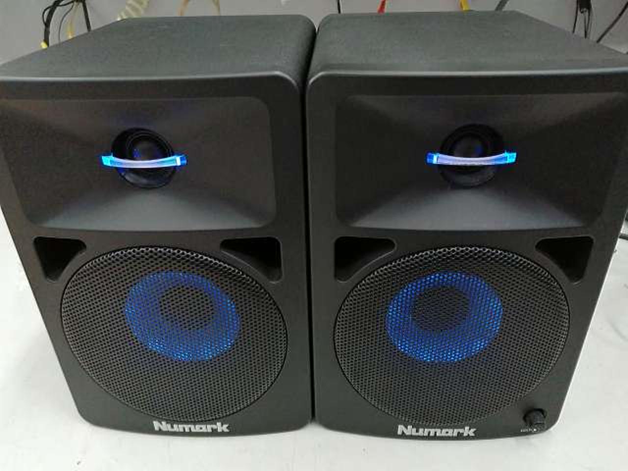 中古品Numark N-WAVE580L パワードスピーカー　モニタースピーカー Amazon | Numark アンプ内蔵 DJモニタースピーカー LEDの光が