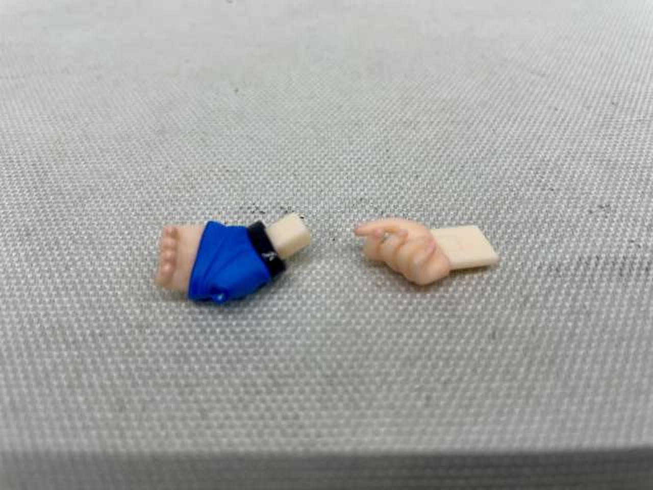 片方の親指に欠けあり。