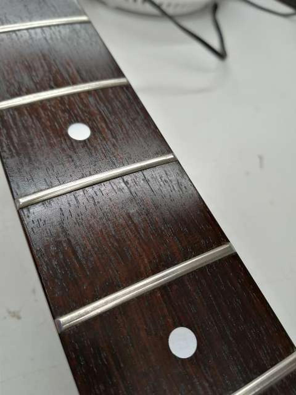 3フレット右横薄く丸い窪み