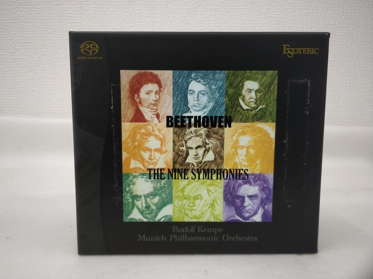 グッズが貼付されていたテープ跡あります。