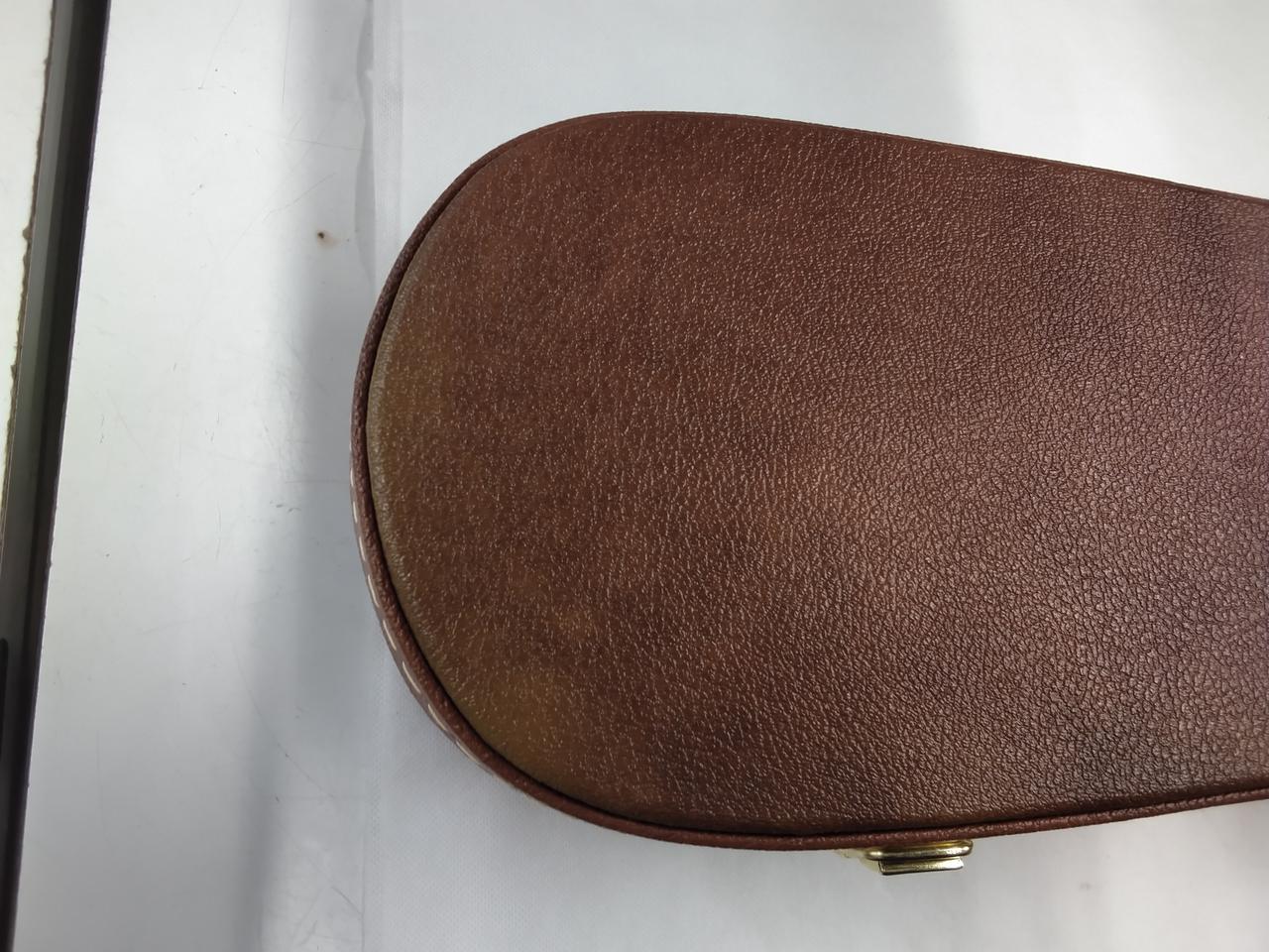 ハードケース上部黄色変色有