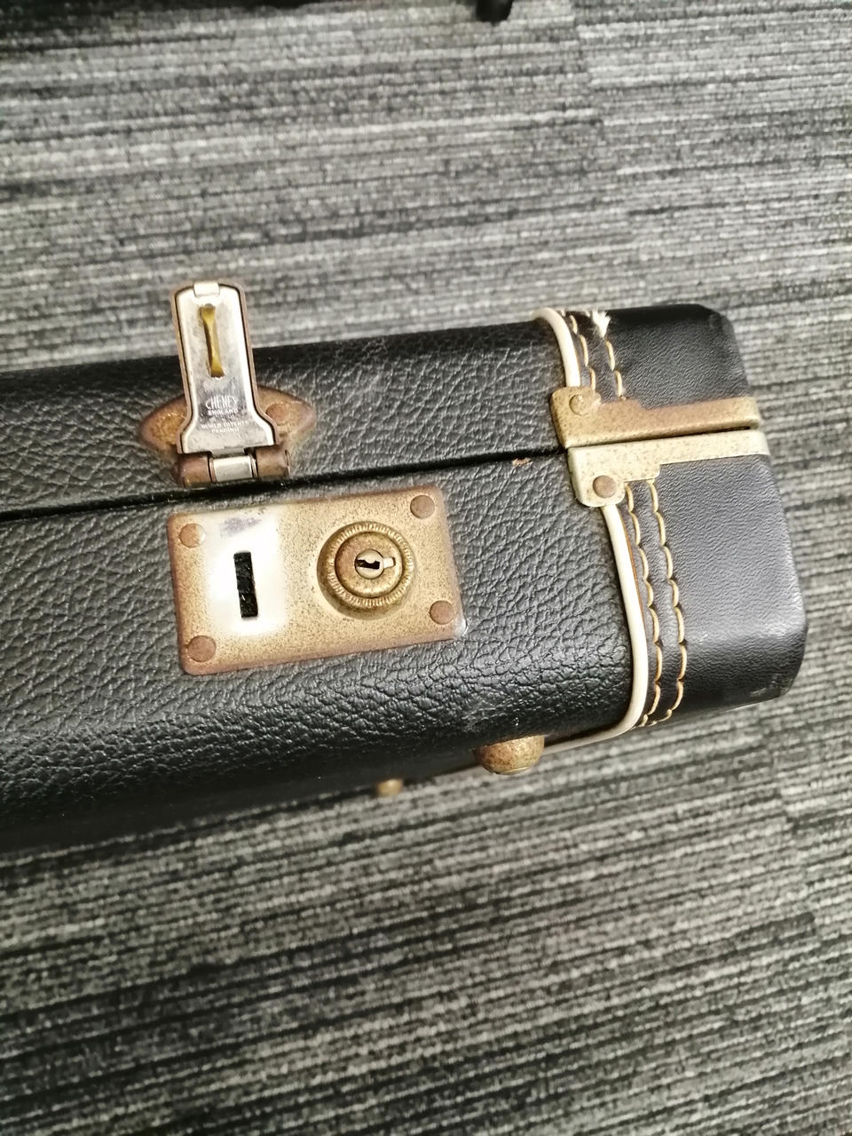 留め具スライドしても元の位置に戻りません