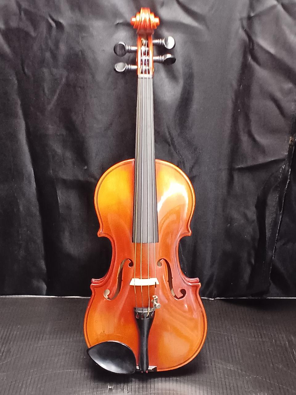 シミや塗装ひび割れ等有り