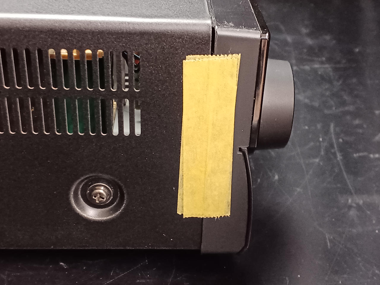 マスキングテープで留めてあります