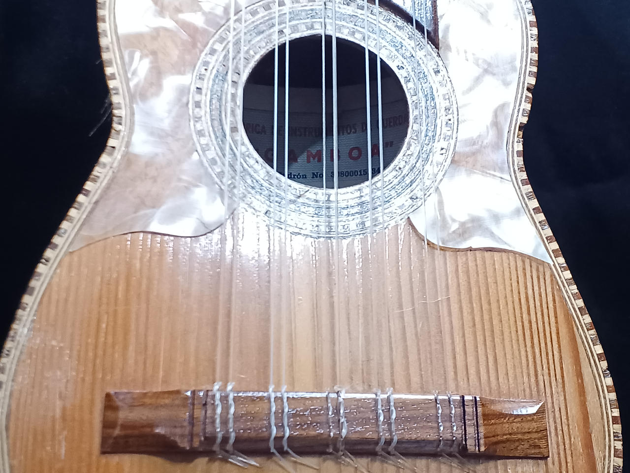 ピックガード浮きあり