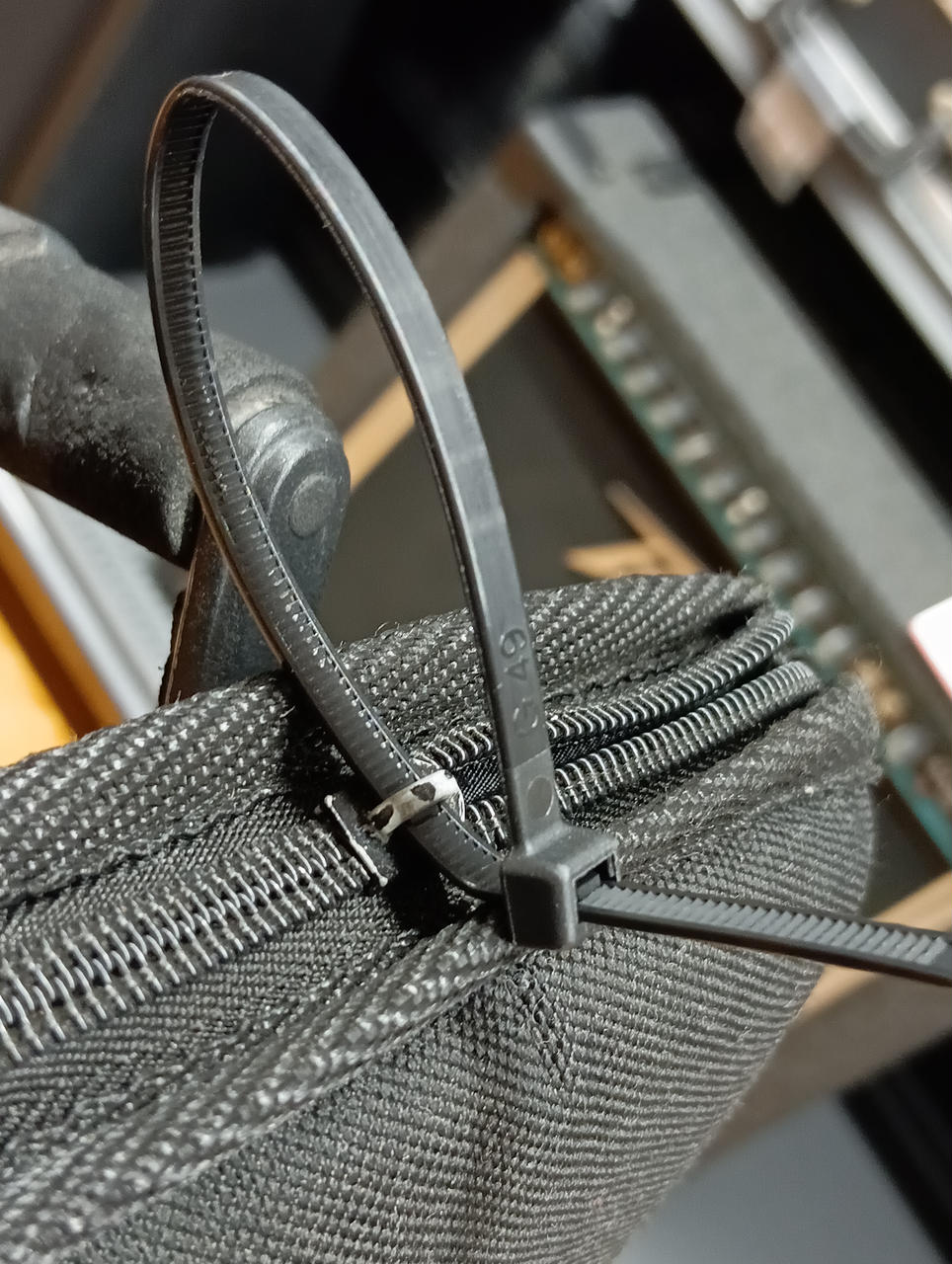 ファスナーつまみ破損