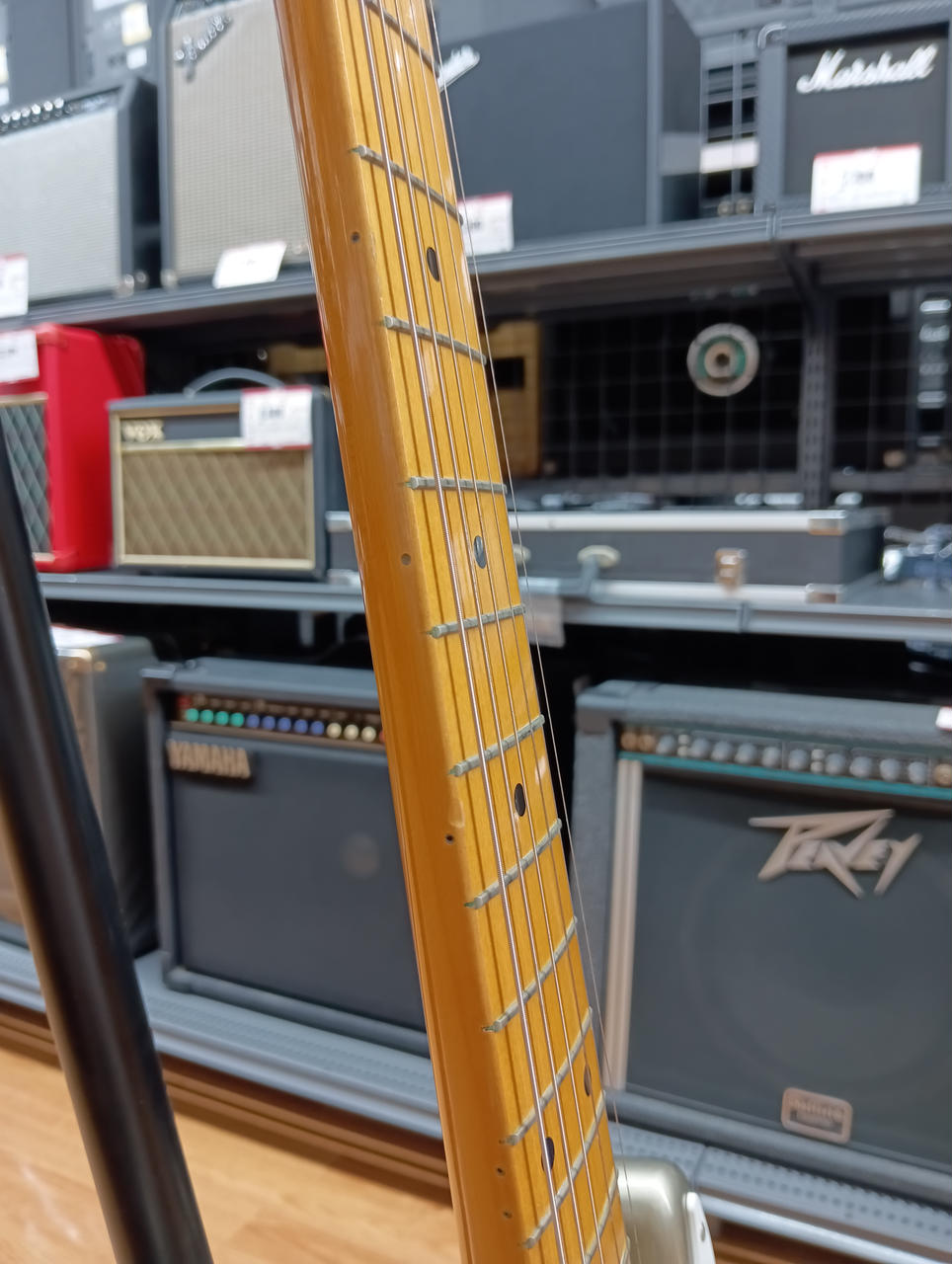 ９フレットにキズあり