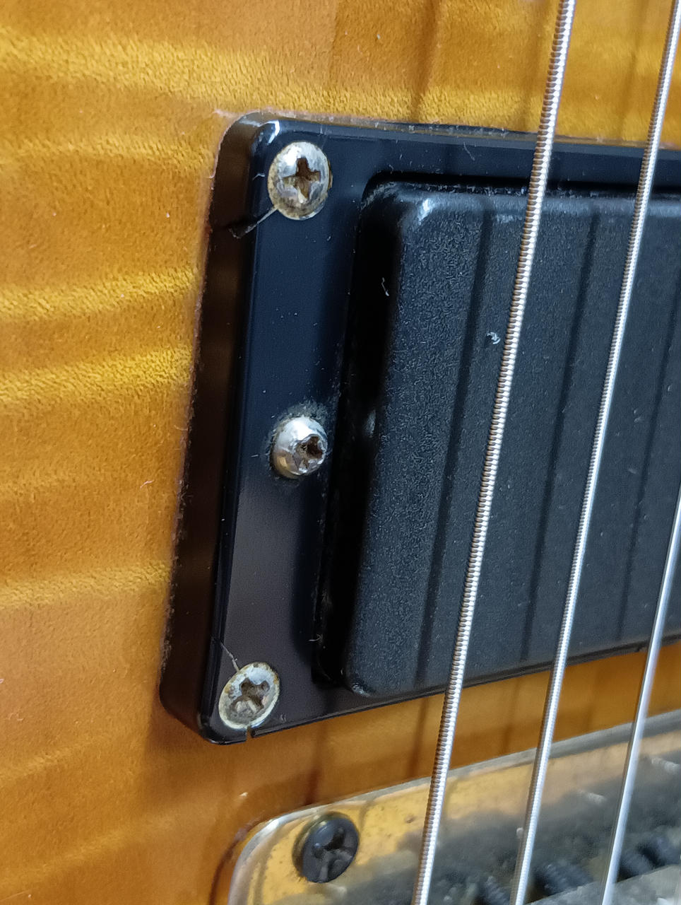 リアピックアップのフレームにヒビ割れあり