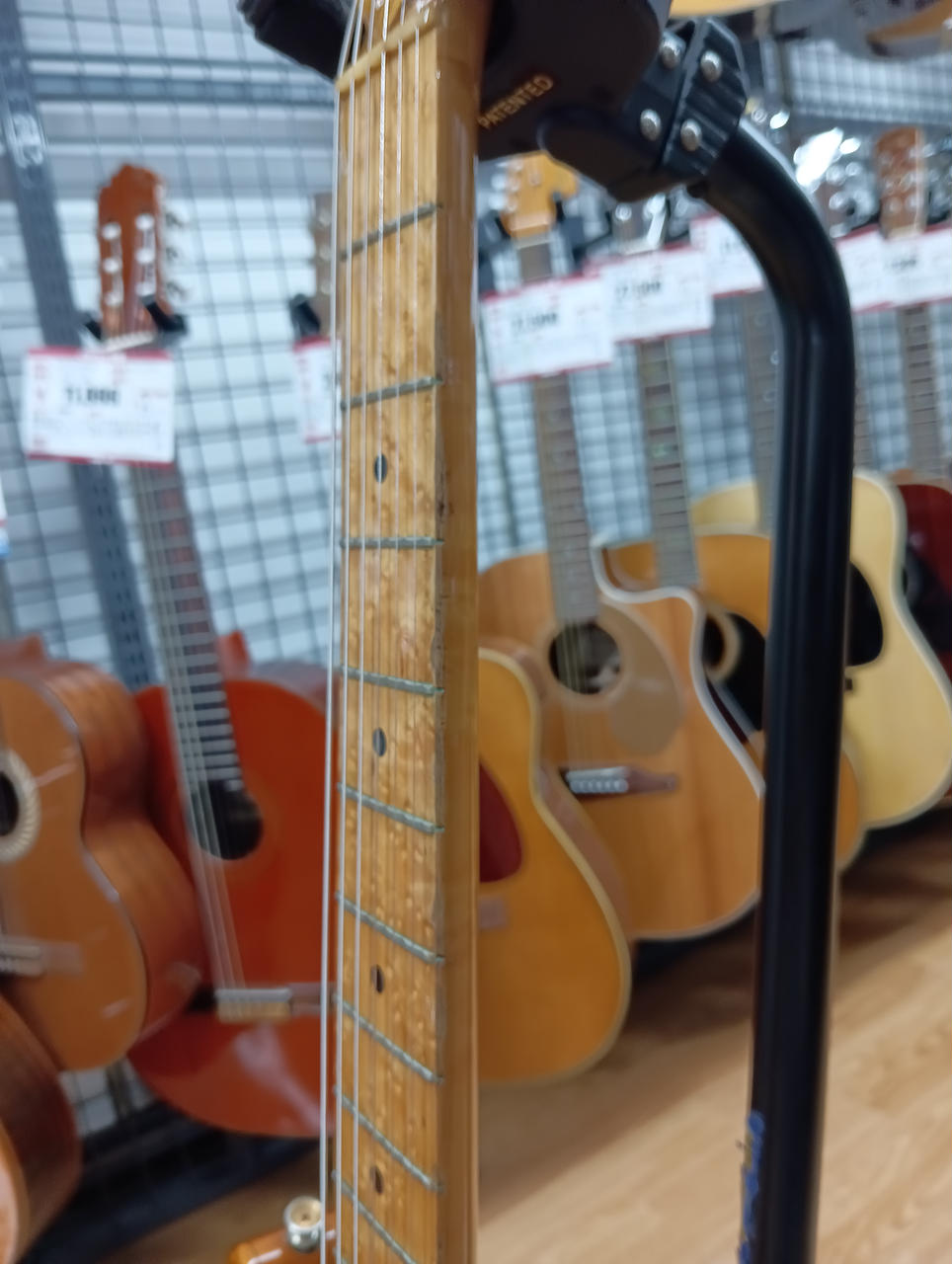 ネック側面に削れあり