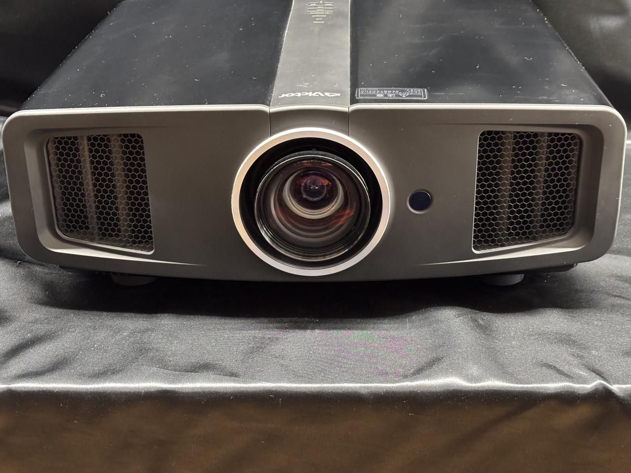 未使用品　Vidda m2 プロ　プロジェクター Vidda M2 Pro 4K三色激光投影仪1200CVIA流明家庭影院智能变焦