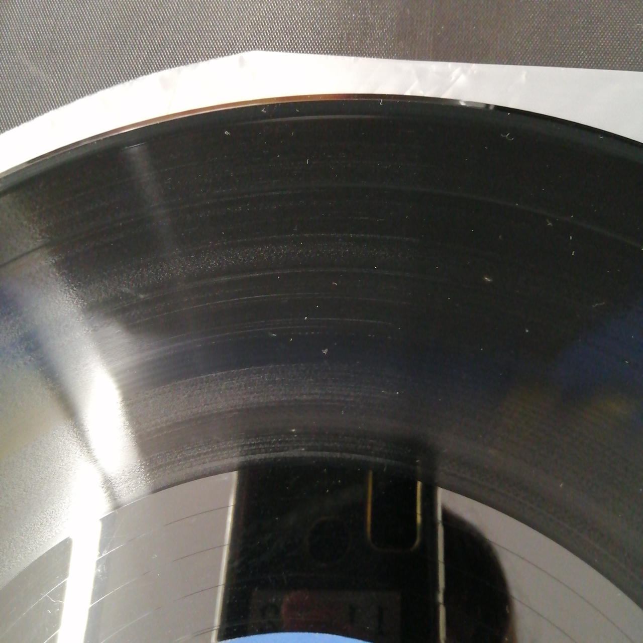 光の右側辺りにキズあります。