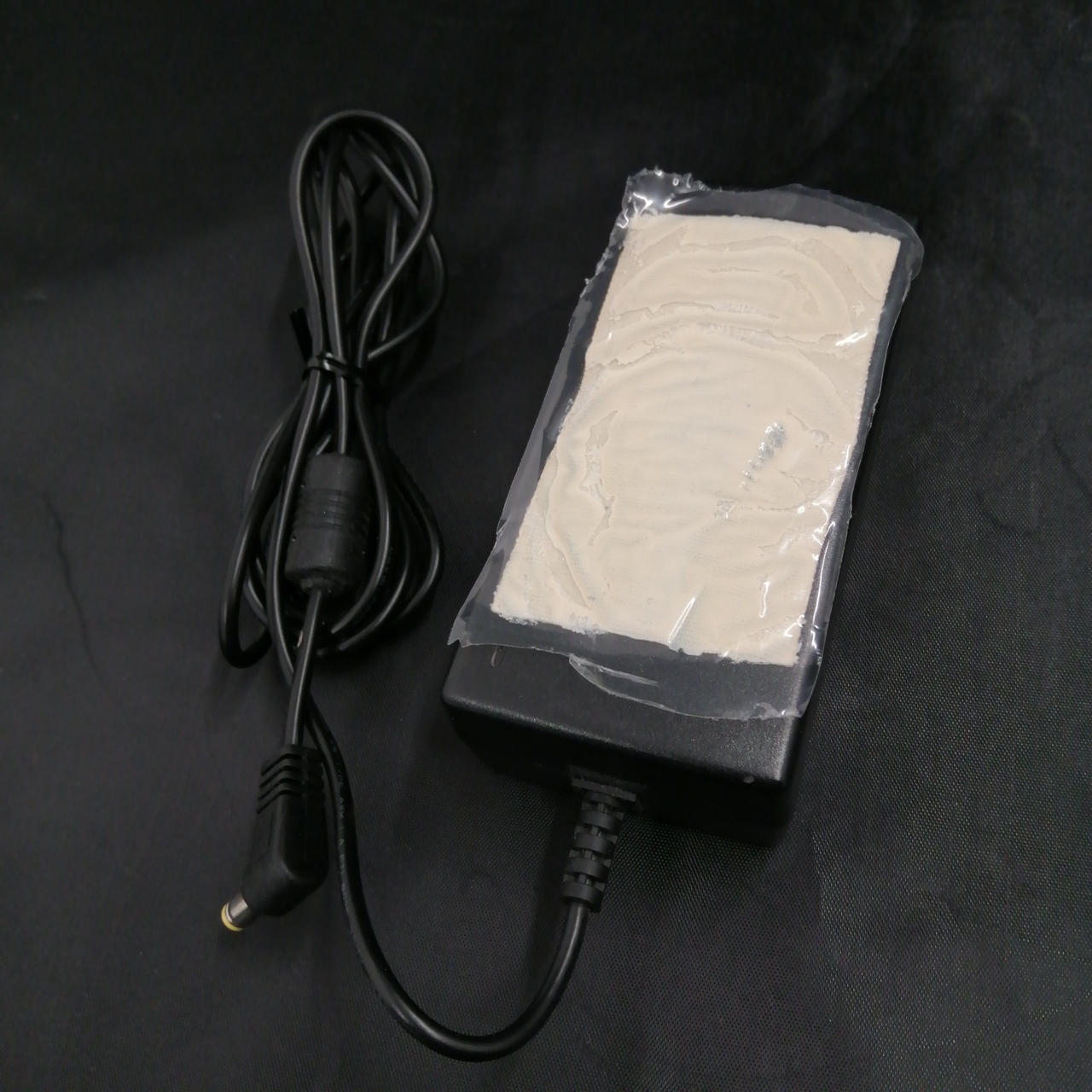 後ろにガムテープが貼ってあります