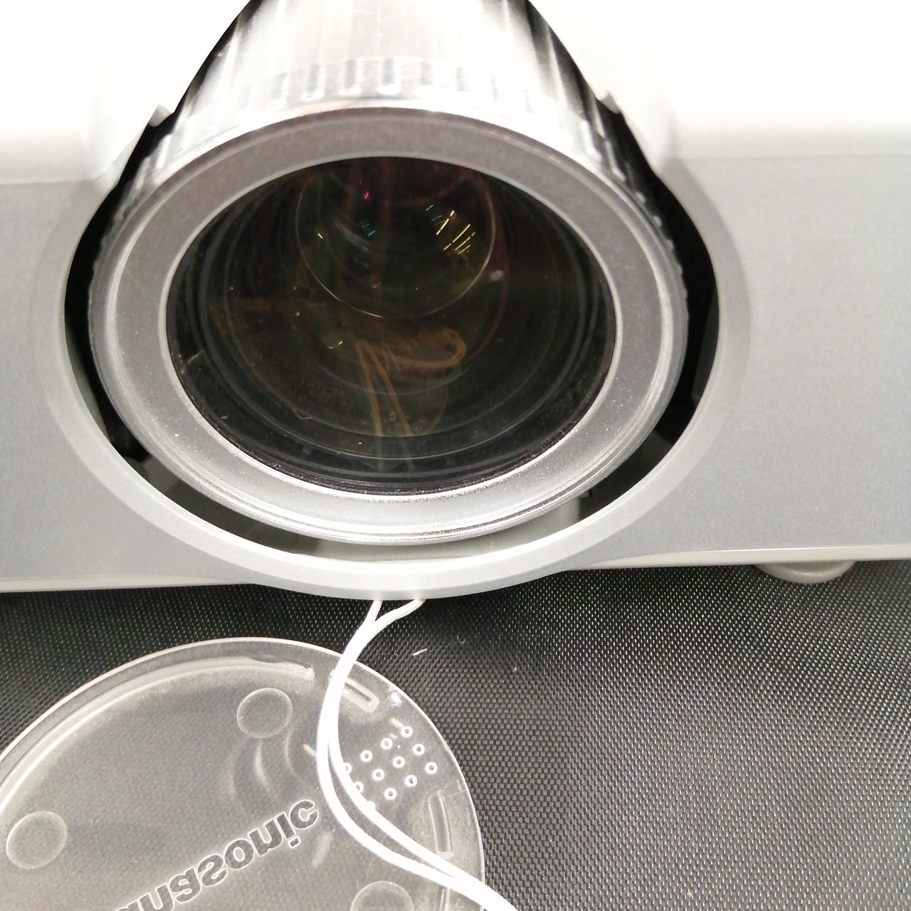 右側辺りに薄白のキズあります