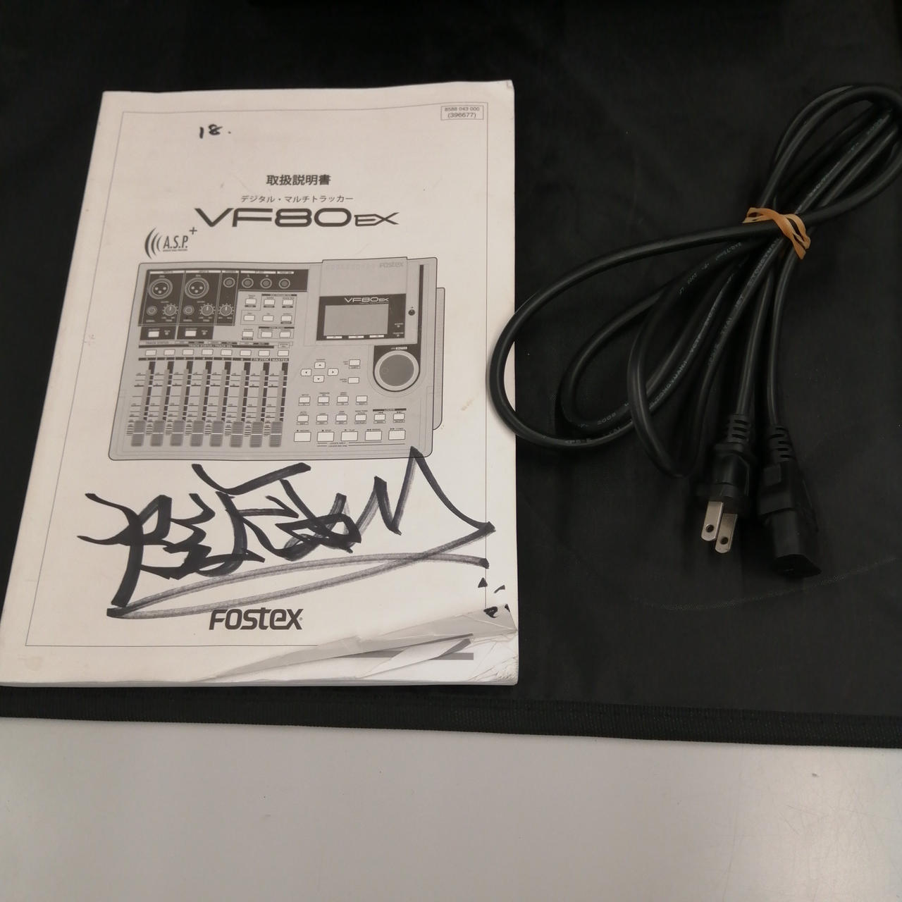 説明書に曲がり、マジック跡あります。