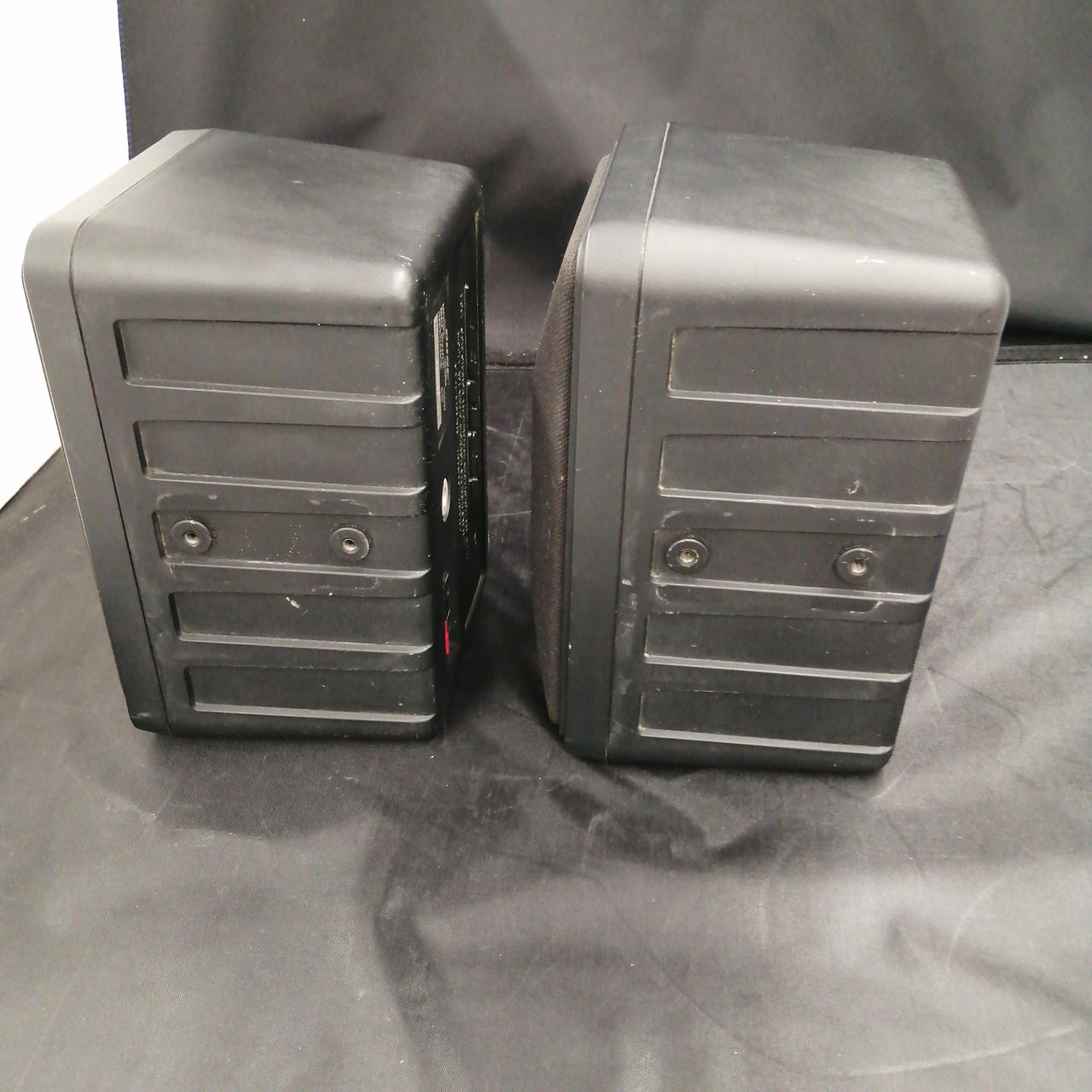 ネジ穴が2個ずつあります。