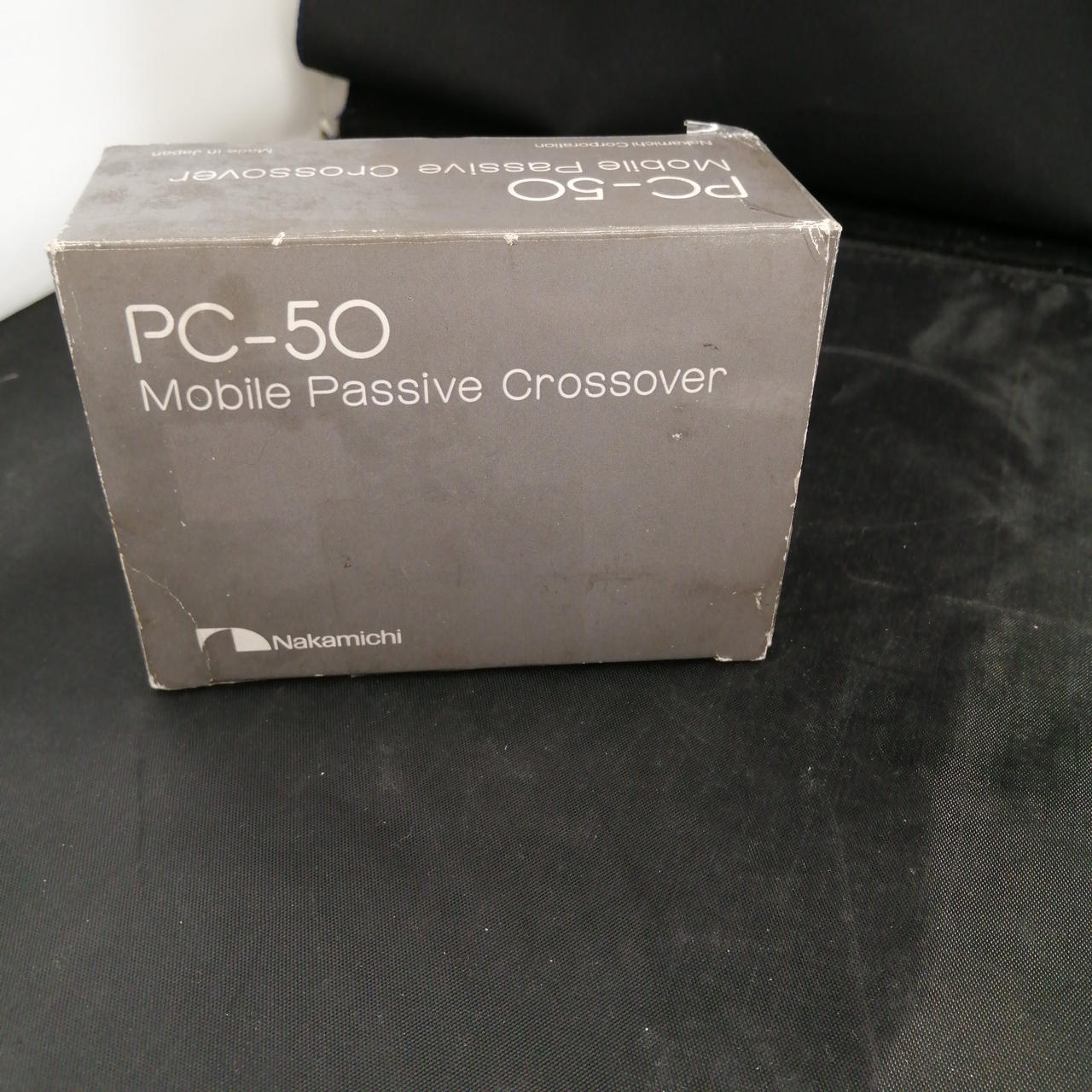 箱に傷みあります。