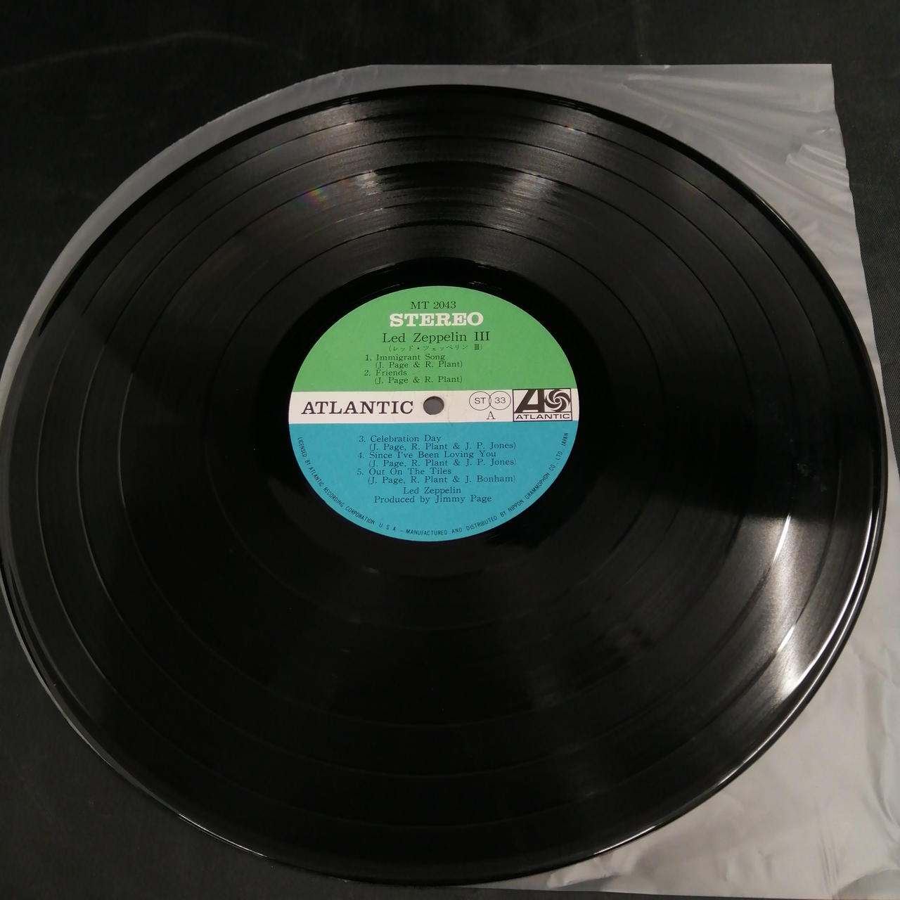 真ん中の紙に汚れあります。