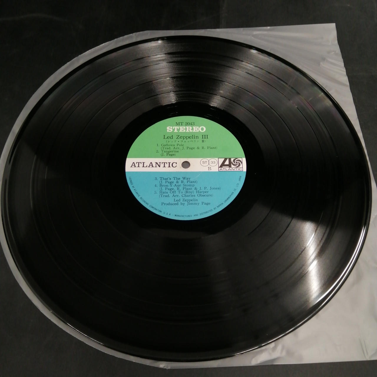 真ん中の紙に汚れあります。