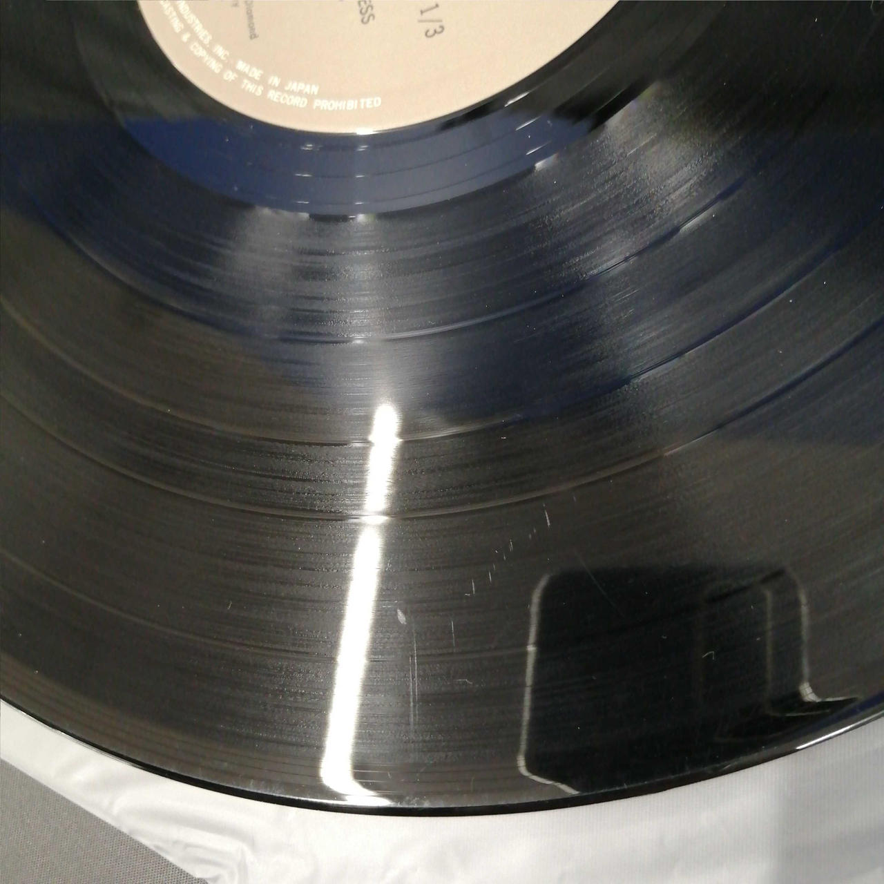 光の右辺りにキズあります。