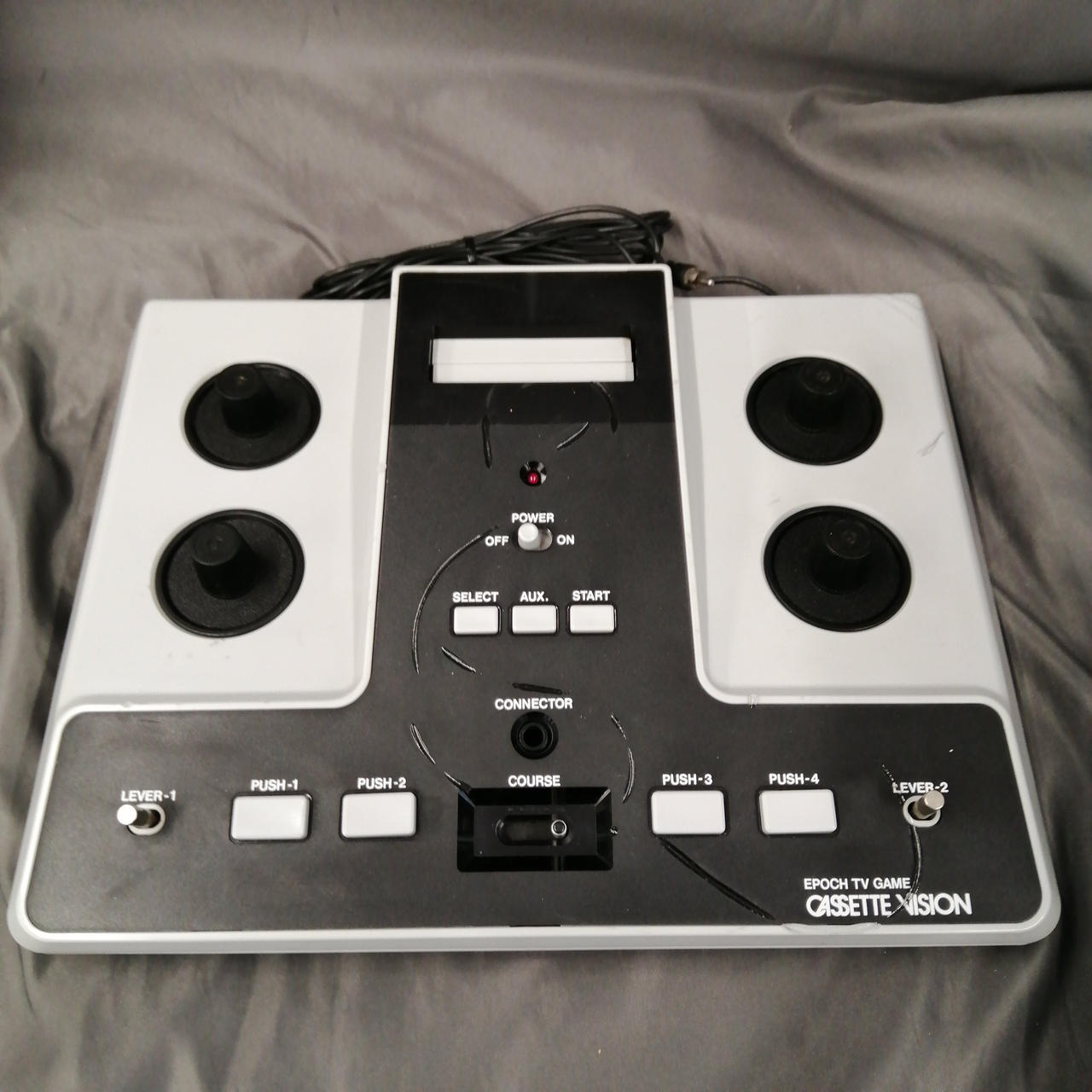 深いキズ・汚れあります。