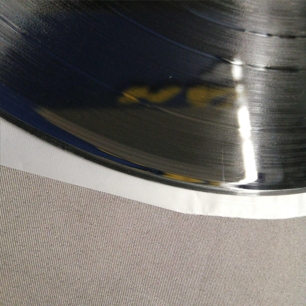 光の左辺りにキズあります。