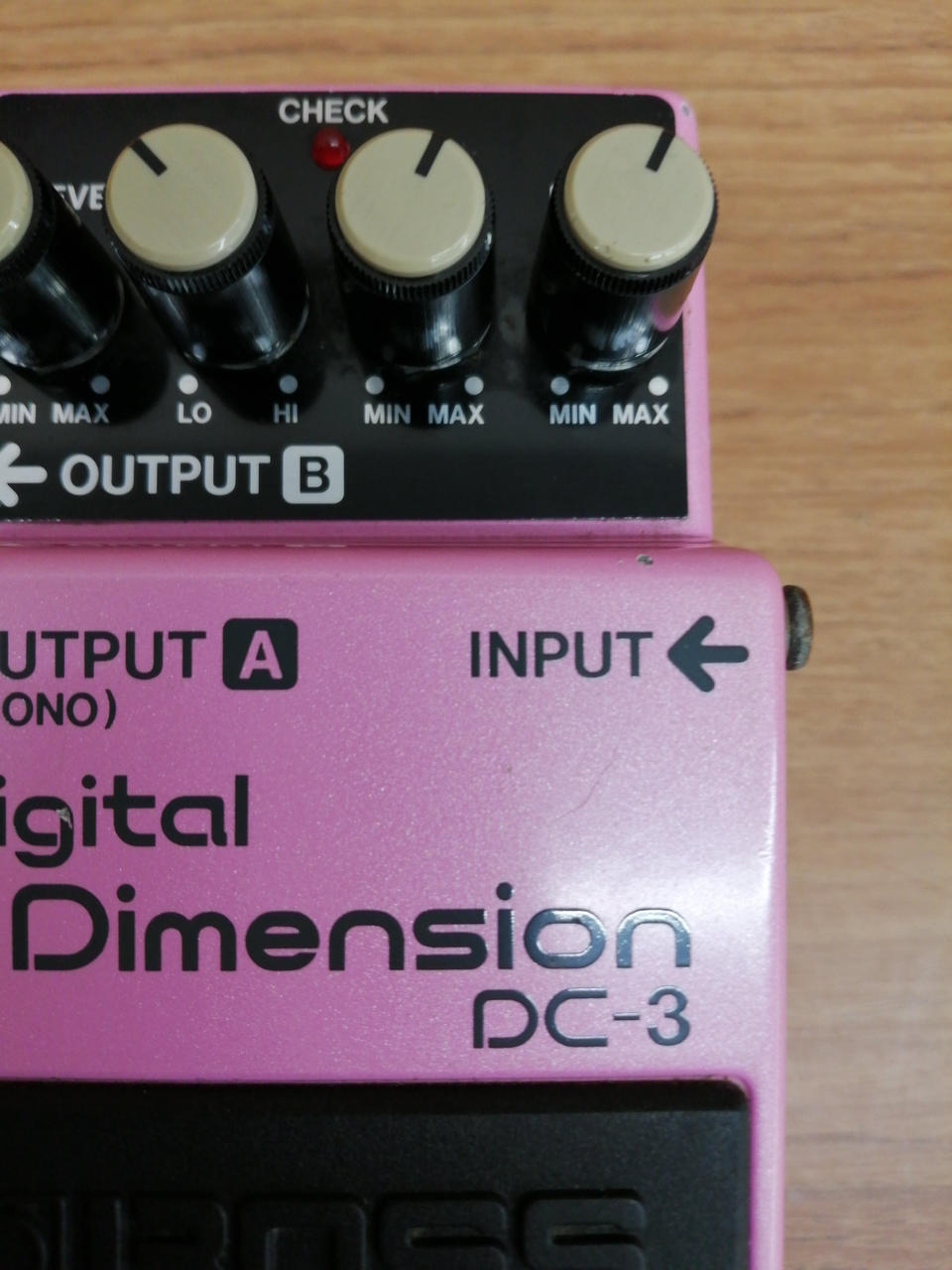 本体正面にキズがあります