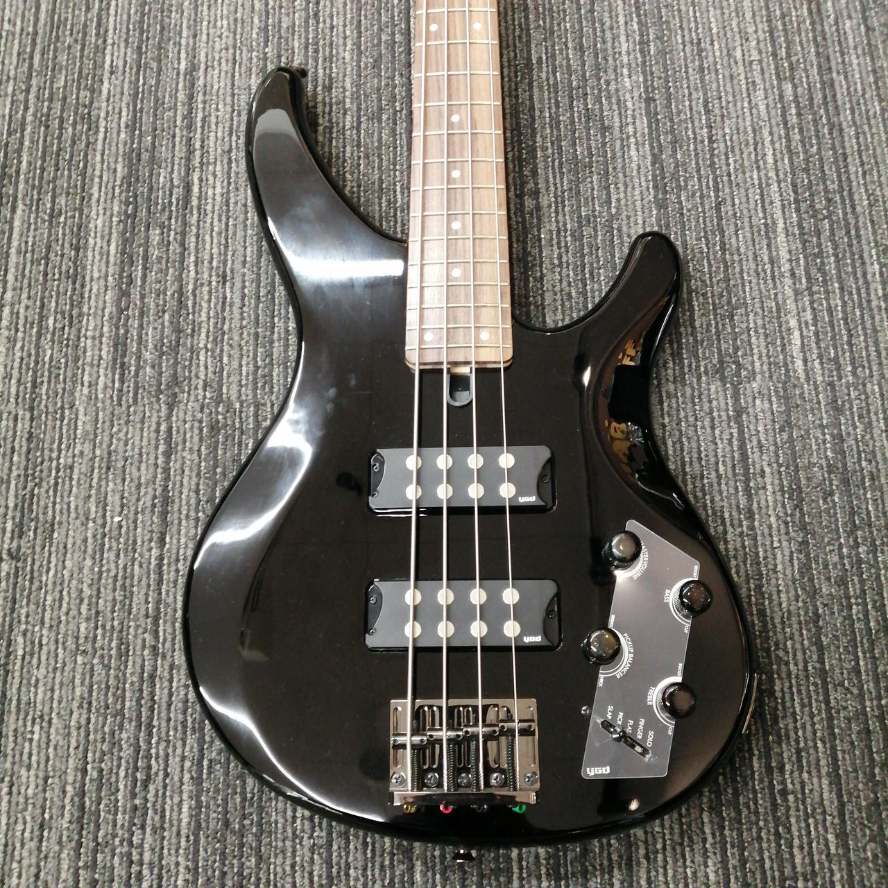 YAMAHA エレキベース TRBX304 新品同様 trbx30413-wh.jpg