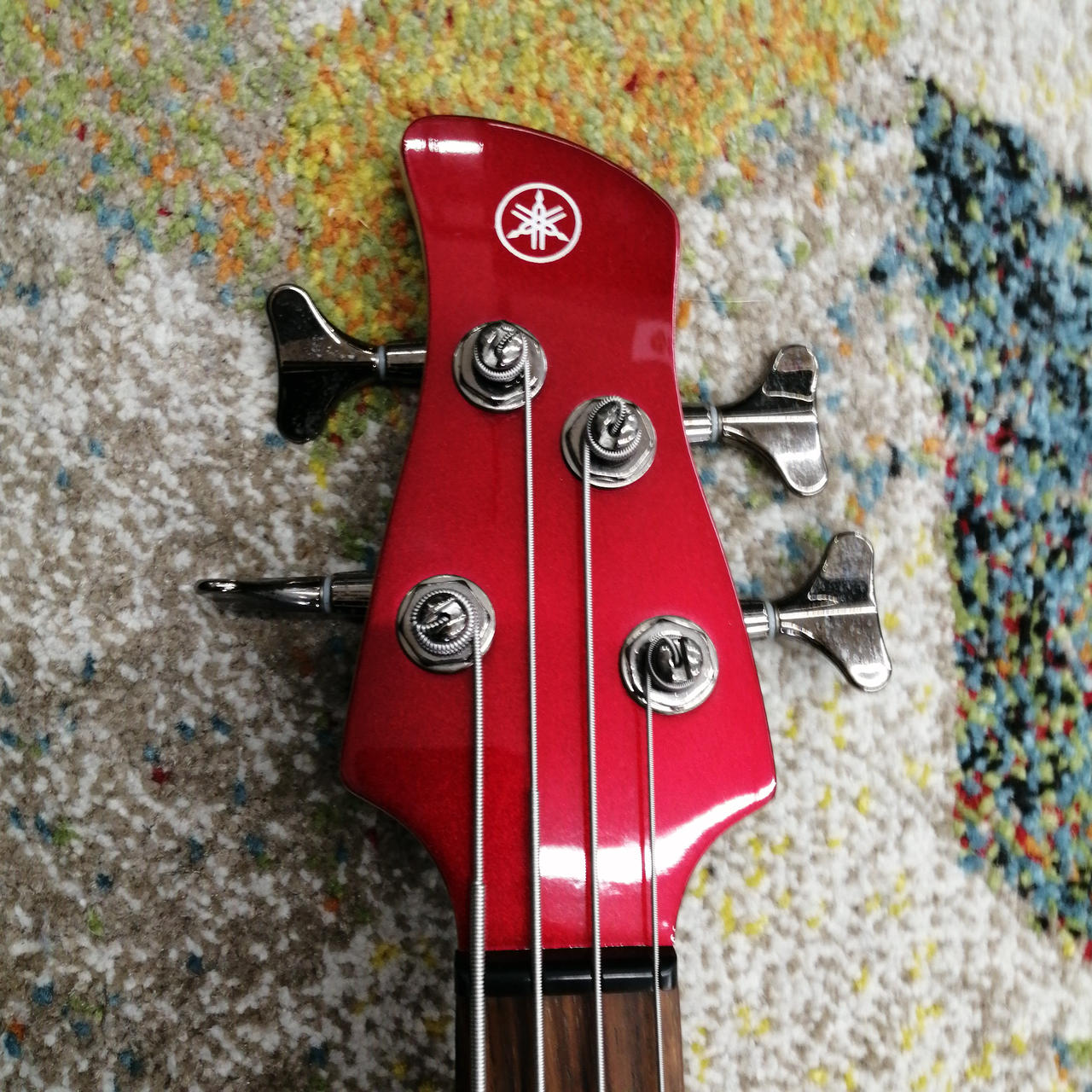 【新品同様】ヤマハ YAMAHA　 TRBX304　CAR　レッド エレキベース YAMAHA TRBX304 CAR (キャンディアップルレッド) エレキベース