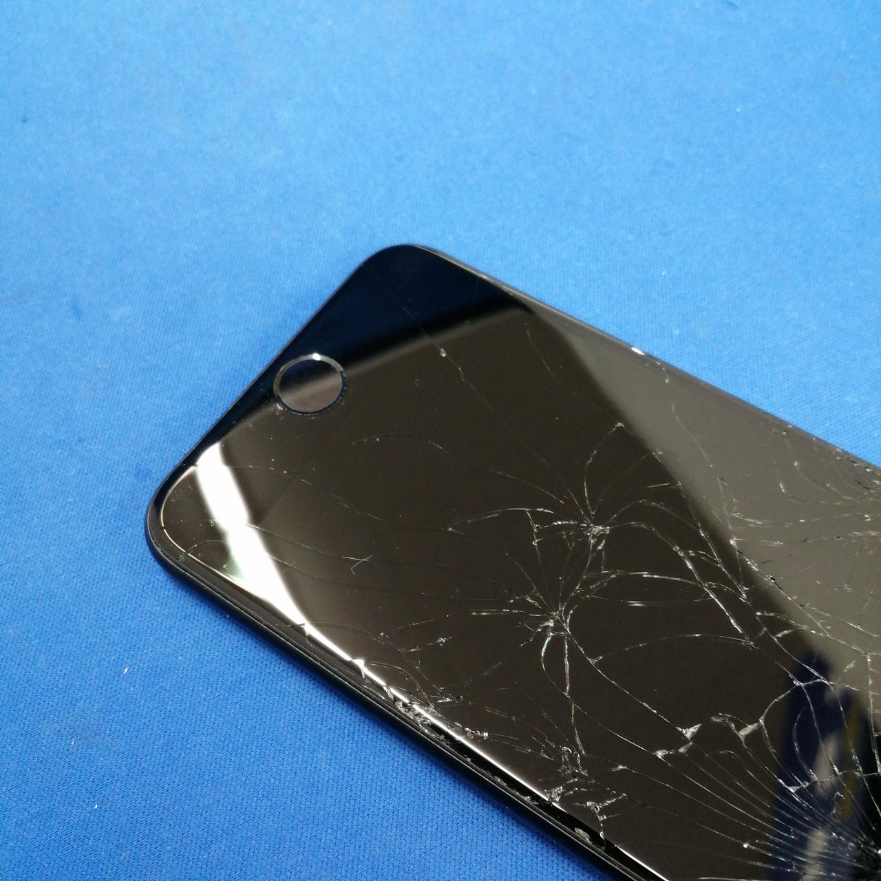 【24時間以内発送】iPhone SE 第二世代　本体１箇所のみ傷あり　箱付き 24時間以内発送】iPhone SE 第二世代 本体1箇所のみ傷あり 箱