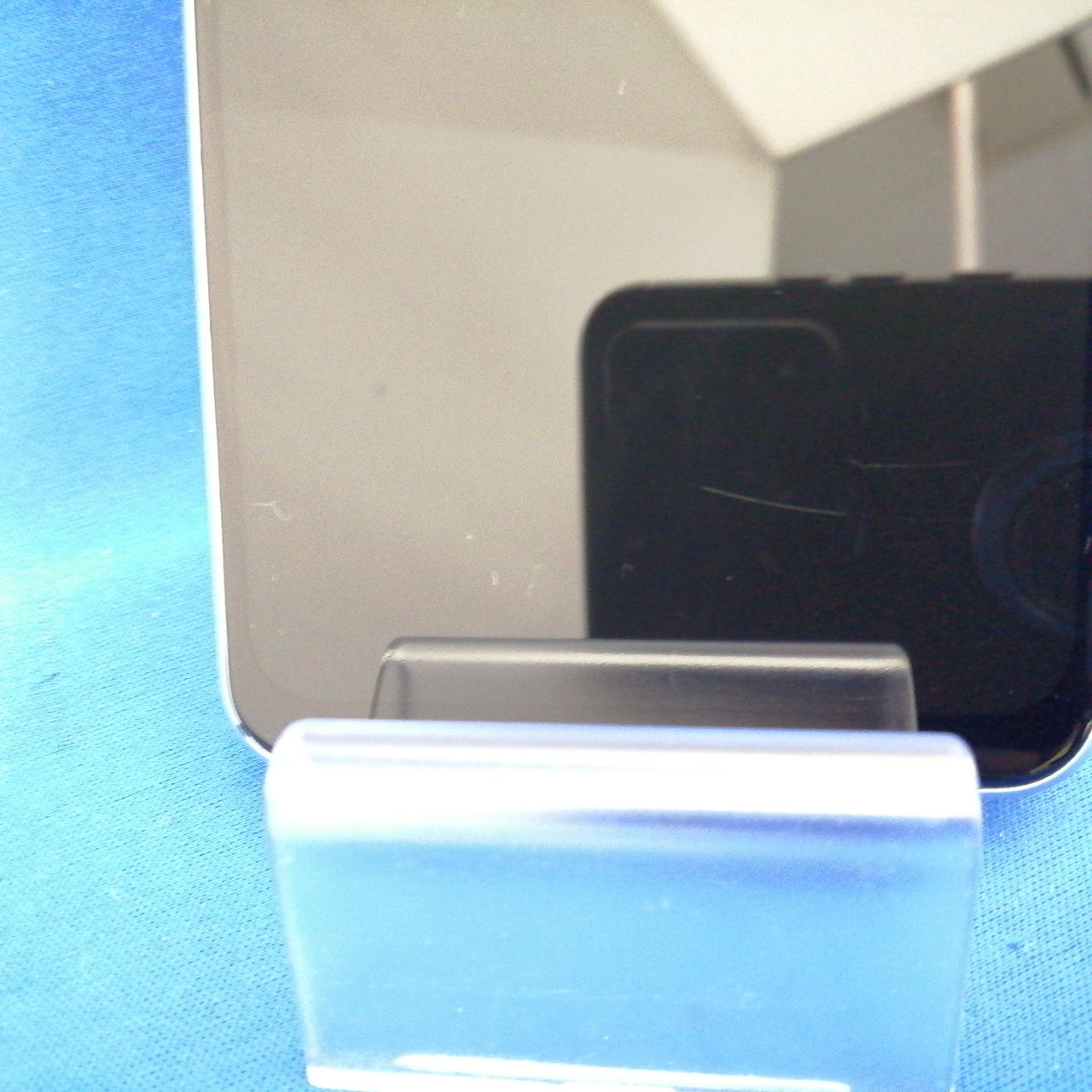 画面左下キズあり