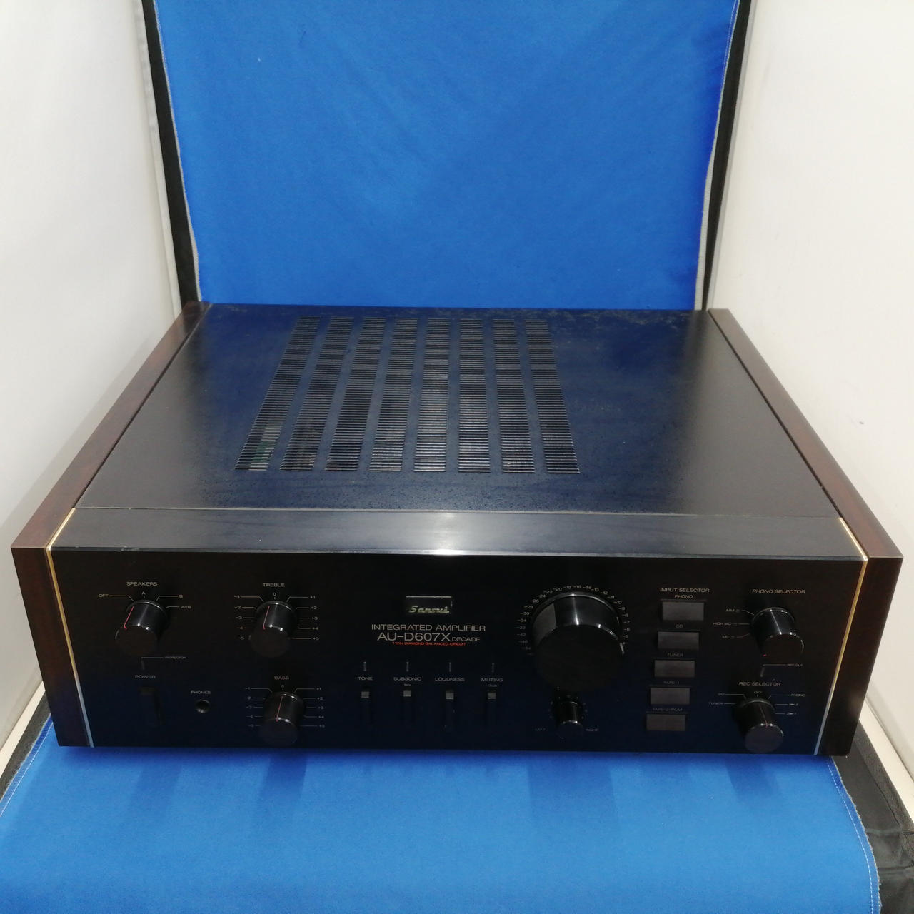 Sansui AU-D607X プリメインアンプ【音出し良好】 SANSUI AU-D607X サンスイのビンテージプリメインアンプ - YouTube