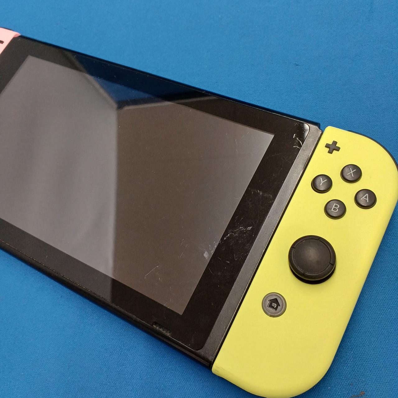 液晶画面キズ多めです