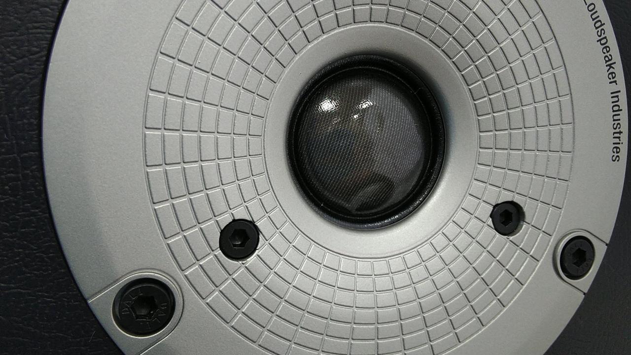 R側のツィーターに傷みあります。