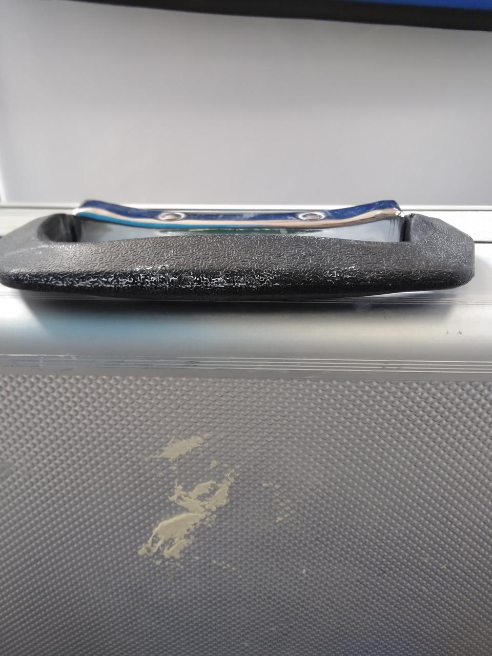 キズ、汚れです。