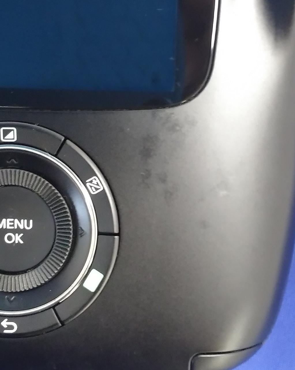 シール跡のようなヨゴレあります。