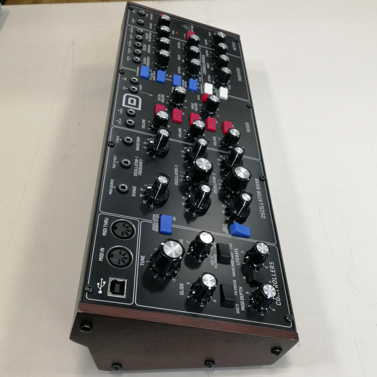 アナログシンセサイザー Behringer Behringer ” UB-1 ” | 2 DCOと4-pole filter搭載のポータブル